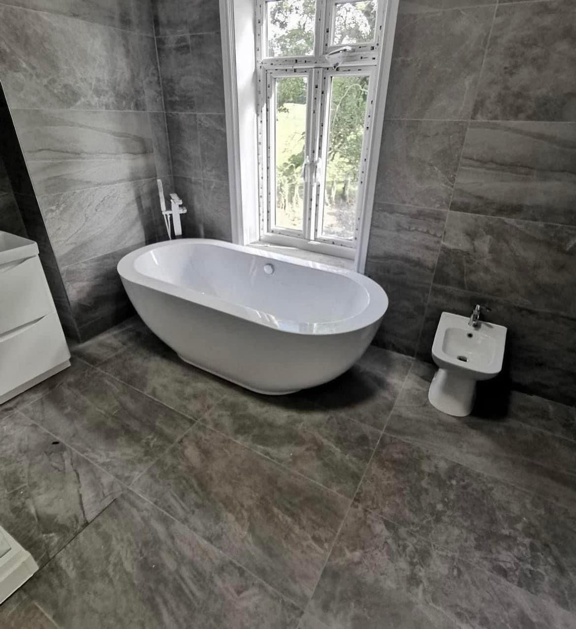 Freestanding bath by the window